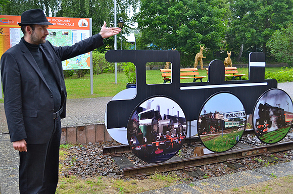 Die Dampflok aus dem polnischen Wolsztyn von Wojciech Lis ist am alten Bahnhof in Goyatz zu sehen. Der Kurator Christian Gracza (li.) weist auf das Kunstwerk hin.