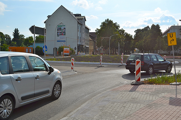 Der neue Kreisel in Lübben ist noch nicht komplett freigegeben, da zeigen sich schon erste Mängel.