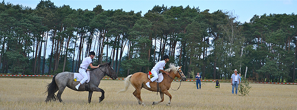 Junge Männer reiten ohne Sattel auf Pferden. Stollenreiten ist eine Tradition in Neu Zauche. Die Veranstaltung fand jetzt zum 149. Mal statt.