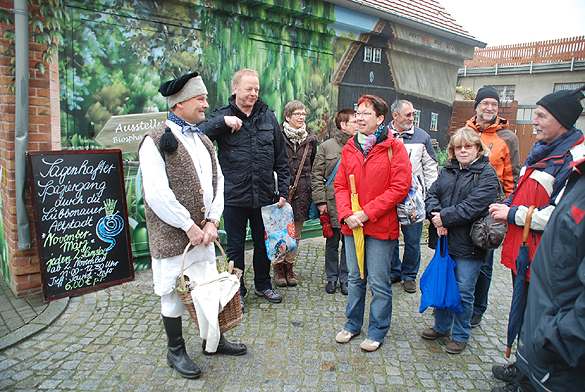 Peter Lehmann entführt die Gäste in die sagenhafte Welt des Spreewaldes. Foto: Oliver Joppek