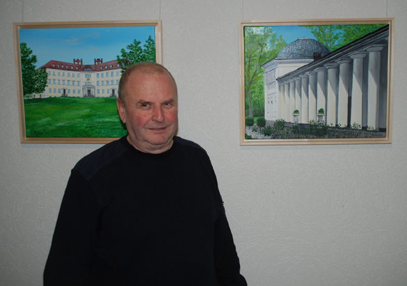 Siegmund Richter vor zwei seiner 39 ausgestellten Werke im Rathaus Lübbenau. Bildautor: Robert W. Naase