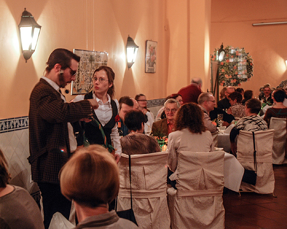 Das Ensemble „Krimi Delikat“ des Cottbuser Theaterprojektes „bühne 8 e.V.“ präsentierte den Gästen einen unterhaltsamen und spannenden Abend auf Schloss Lübbenau. Bildautor Oliver Joppek