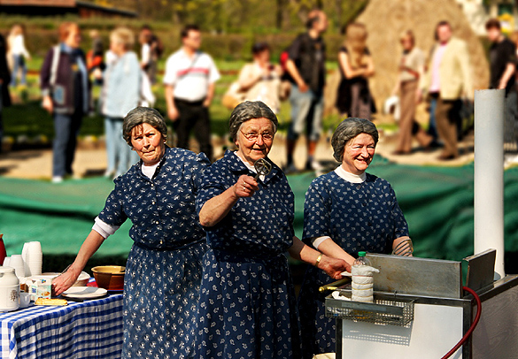 Die Groß Raddener Plinsefrauen feiern 20-jähriges ‚Bühnenjubiläum‘ beim Kahnkorso. Foto: Janice Mersiovsky