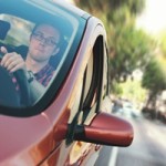 Mann fährt Auto