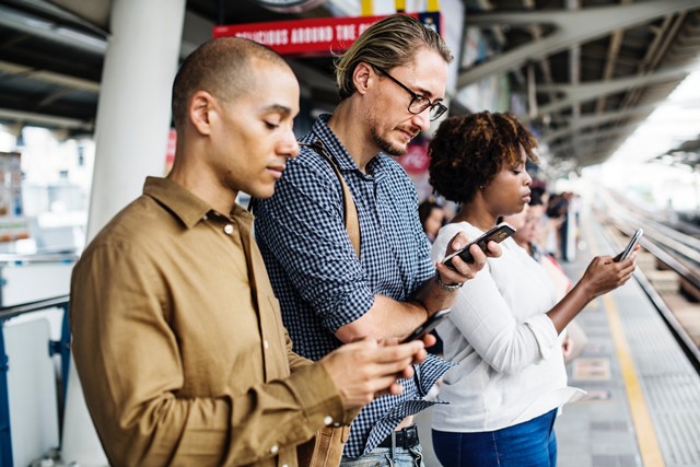 Drei Personen mit Smartphone