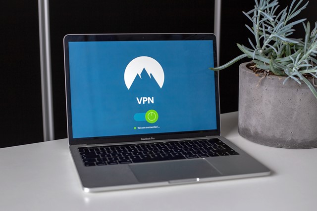 Ein VPN wird auf einem Laptop gestartet
