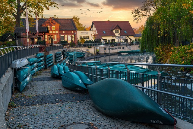Kanus in einem Spreewald-Hafen