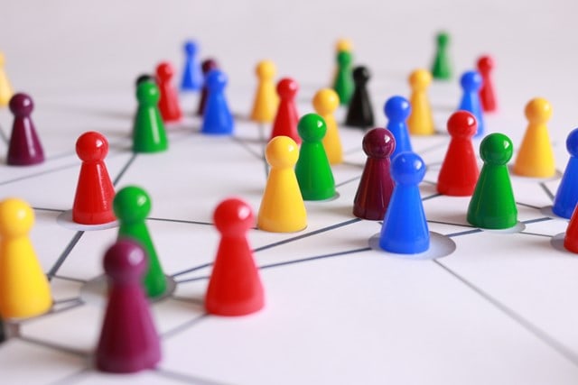 Spielfiguren als Symbol für Schwarmintelligenz
