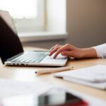 Frau nutzt Laptop