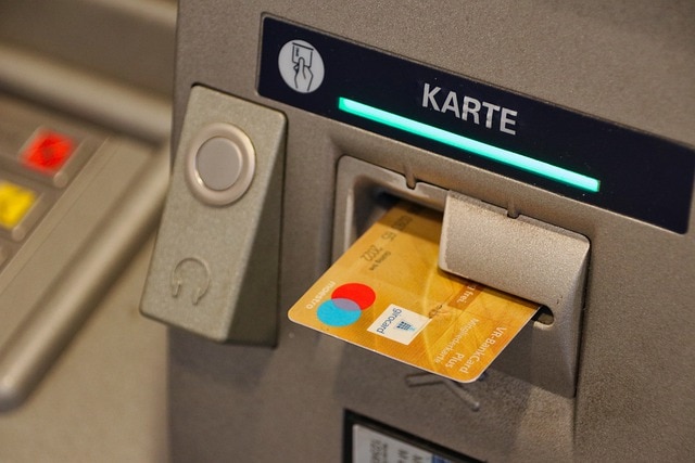 Karte steckt in Geldautomat