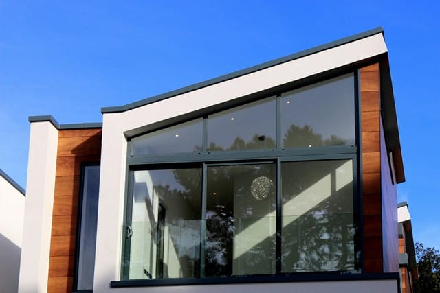 Haus mit großer Fensterfront