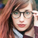 Frau trägt eine modische Brille